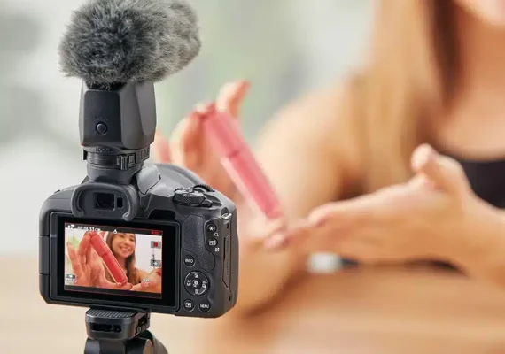 Máy ảnh Canon EOS R50. Cảm biến APS-C 24.2MP: Bộ xử lý DIGIC X: Quay phim 4K 30p không Crop, Thiết kế mỏng nhẹ tiện dụng.